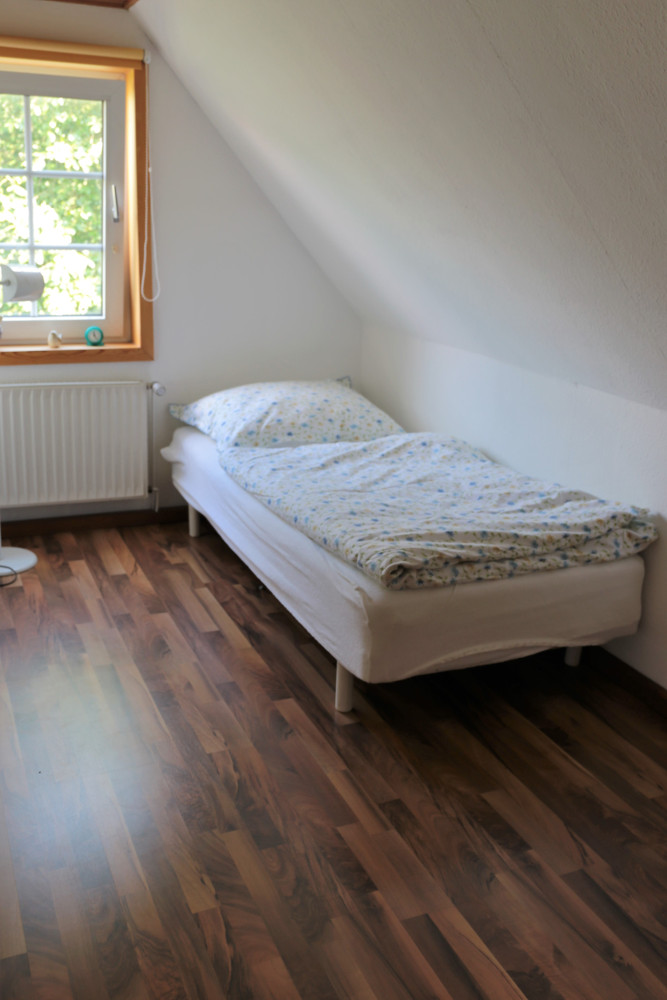 Schlafzimmer mit Einzelbett im 1. OG